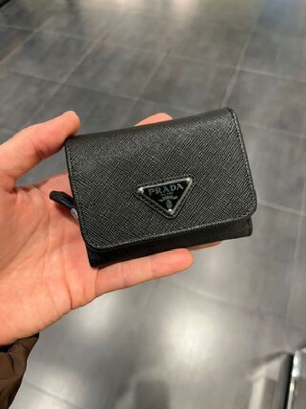 プラダ トライアングル サフィアーノ 折りたたみ財布 1MH044 QHH