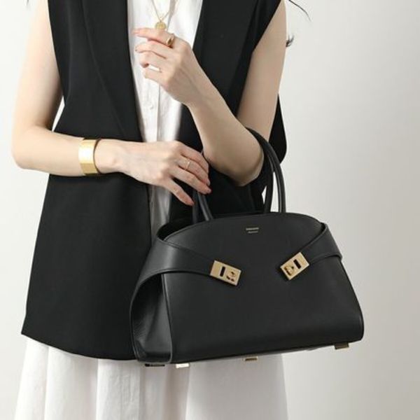 SALVATORE FERRAGAMO ハンドバッグ Hug 21 5608