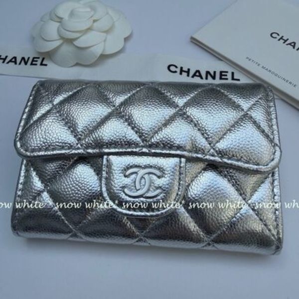 明日着 限定 メタリック シルバー カードケース ミニ財布 CHANEL