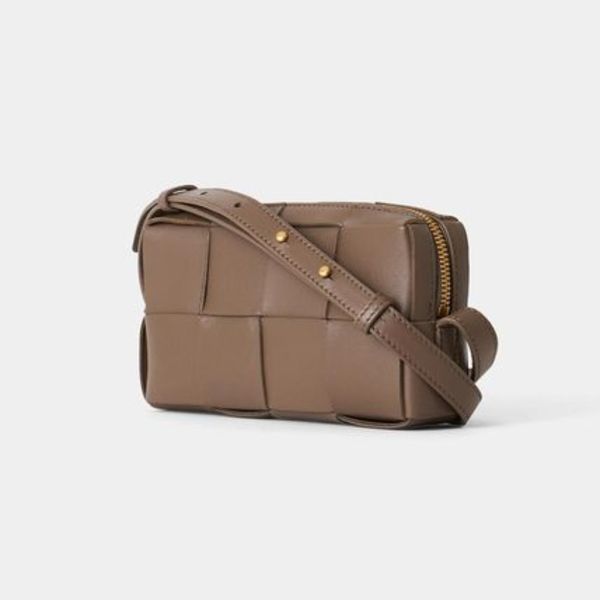 送料関税込★BOTTEGA VENETA★カセット ショルダーバッ★BROWN