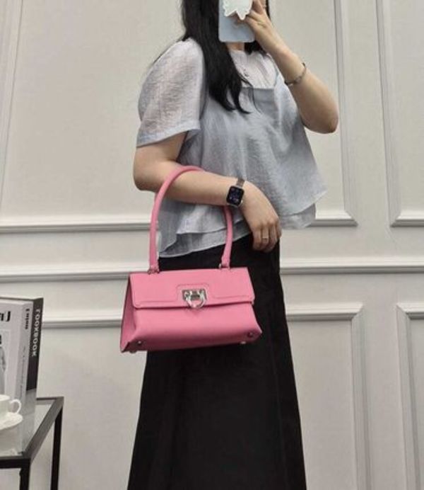 フェラガモ ガンチーニ スイング ショルダーバッグ ROSA 754361