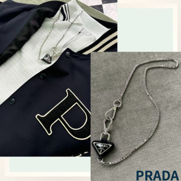 ネックレスとしても《PRADA》スチールグレー メタルキーホルダー