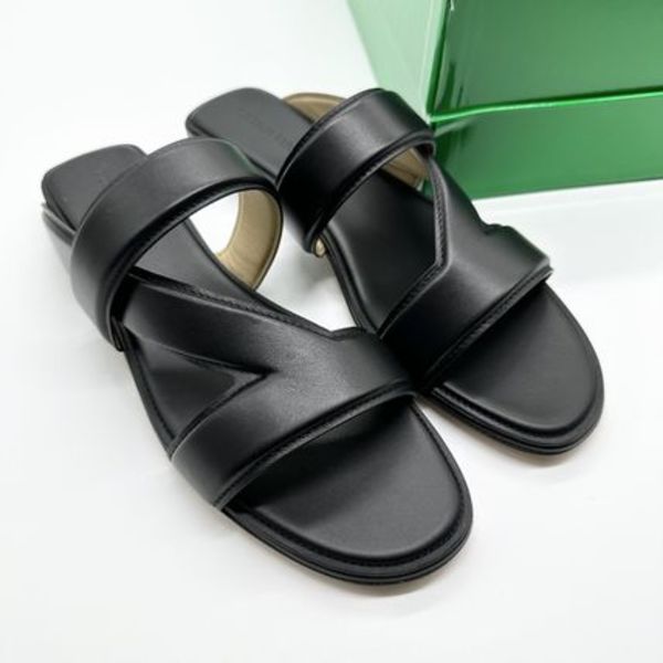 【新品未使用】BOTTEGA VENETA フラットレザーサンダル BLACK
