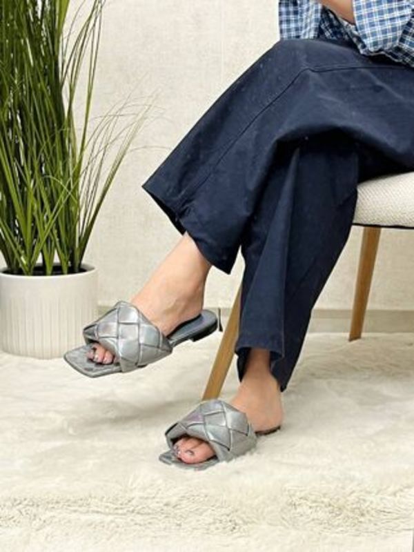 BOTTEGA VENETA イントレチャートサンダル LIDO OYSTER 608853