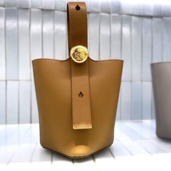 LOEWE ペブル バケットバッグ ミニ スムースカーフ