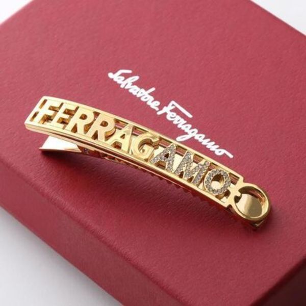 FERRAGAMO ヘアクリップ AMO LETTERING HAIR CLIP 340184