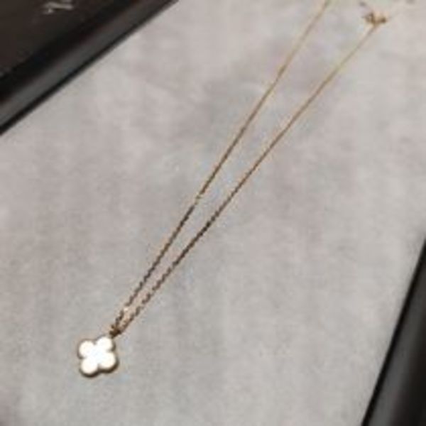 Van Cleef & Arpels クローバー ネックレス・ペンダント パール