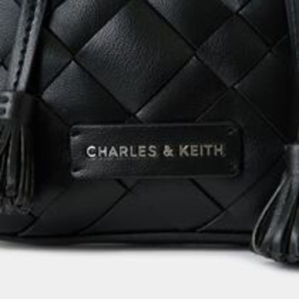 ★CHARLES&KEITH★Ivette Woven Tassel Pouch ポーチ/送料込