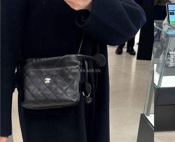 【CHANEL】レザーストラップ付きポーチ ショルダーバッグ