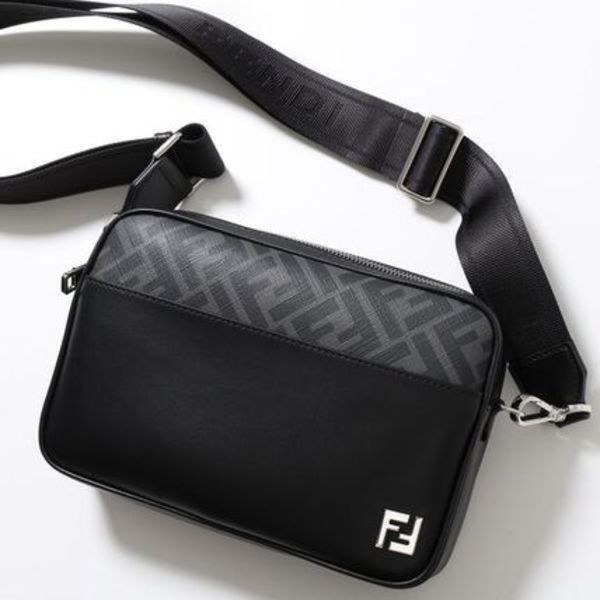 FENDI ショルダーバッグ SQUARED FF CAMERA CASE 7M0286 AJF0