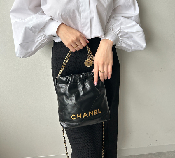 シャネルの2大アイコン「CHANEL22」と「CHANEL25」どっちがおすすめ