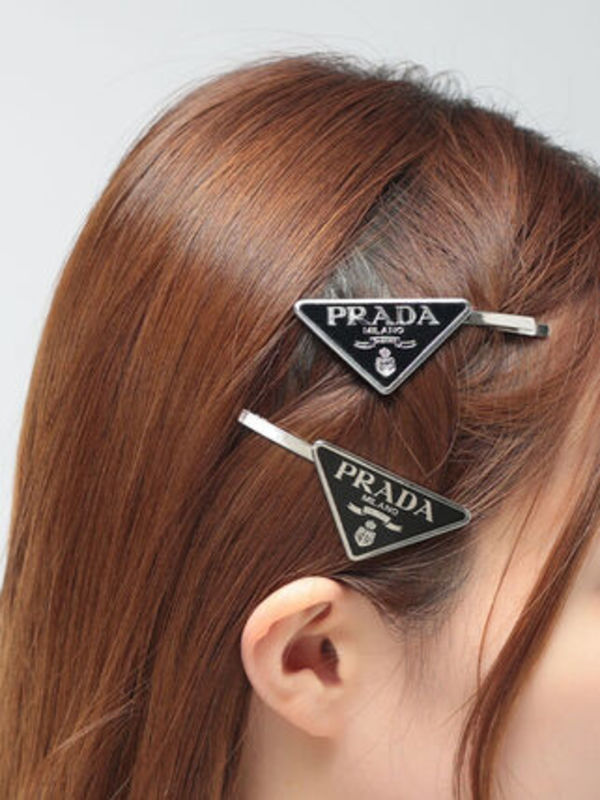 PRADA メタル ヘアピン ロゴプレート トライアングルロゴ