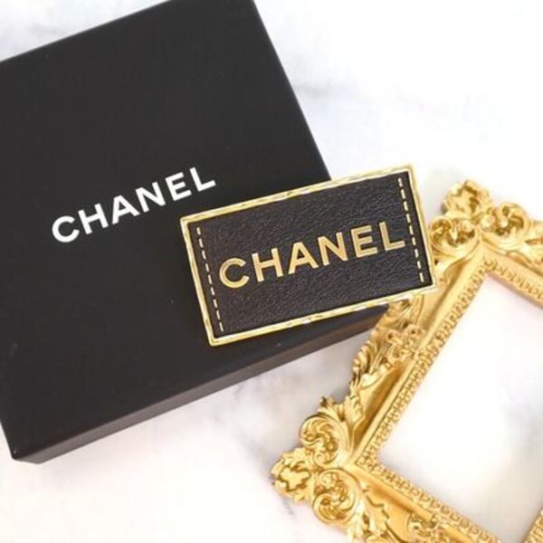CHANEL ロゴプレートブローチ ABA771 メタル レザー ブラック