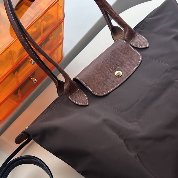 Longchamp(ロンシャン)とは?~軽くて優れた機能性を持つ「都会的でエレガントなバッグ」は世界中の女性を虜に!