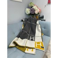 置くだけでおしゃれ!「ラグジュアリーブランドのブランケット」でお部屋を洗練スタイルに