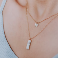 プラスするだけでオシャレ見え!!この夏のコーデの主役は【コインネックレス】