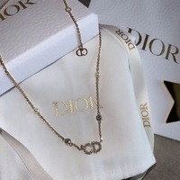 ハッと振り返られる女に。シグネチャーアクセサリーで存在感を盛る【憧れブランド4選】