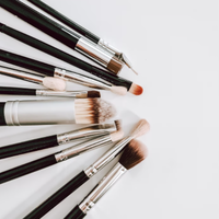 【寿命は1年!?】そのメイクブラシいつから使ってる?今買い替えるべき「実力派ブラシ」特集