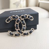 添えるだけで”旬顔”に♡ハイブランドの『ブローチ』がこの冬リバイバルの予感!