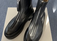 【ファッショニスタがリアル惚れ】《The Row(ザ・ロウ)》の「ジップト ブーツ」。オンオフ使える秋冬の定番