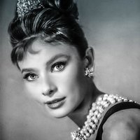 【永遠のエレガンス】女優オードリー・ヘップバーンがこよなく愛した“おしゃれ名品”5選
