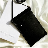 【STYLE HAUS編集部のコレ気になる】Maison Margiela(メゾンマルジェラ)のフォンポーチがおしゃれ▷▷実際の使用感をcheck!