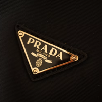 人気再燃!PRADA(プラダ)「三角ロゴプレート」アイテムは早い者勝ち! | バッグ・アパレル・ヘアアクセサリーを✓