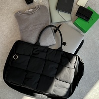 【10万円台以下】おしゃれメンズの相棒『BOTTEGA VENETA(ボッテガヴェネタ)』のバッグ