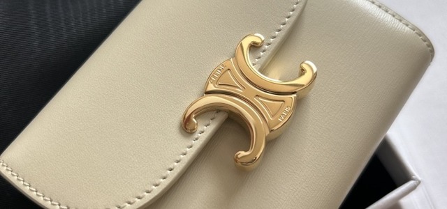 ♡たあこ♡セリーヌ 長財布 人気色 スリ 新しい年に向けて！【セリーヌのスマート財布】人気の長財布は