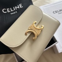 いま、CELINE(セリーヌ)のトリオンフ財布が売れてるんです!