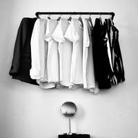 【白と黒】夏に映えるモノトーンクローゼット。大人にマストな5つのアイテムって?