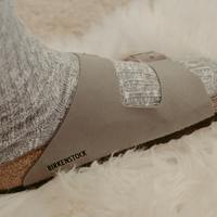 ぜったいにマスターすべき!この秋冬は『サンダル×ソックス』な足元が流行の予感♡