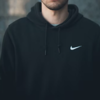 シンプルなのに垢抜ける、「NIKE(ナイキ)」のスウェットアイテムが絶妙でカッコイイ。