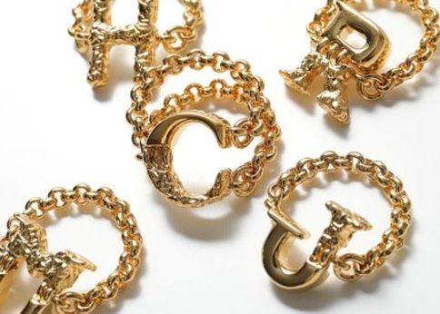 オトナ女子必見 自分らしさを さりげなく アピール ハイブランドの イニシャルアクセ をイッキ見せ Style Haus スタイルハウス