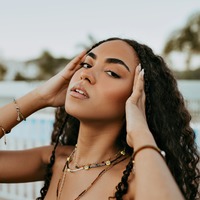 ダサ可愛いくて懐かしい!今セレブが愛す《DIY風ネックレス》