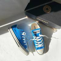 この春は何色の気分? 今っぽ足元をつくる「カラースニーカー」着こなしルックブック✓