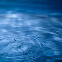 投資する価値アリ。驚きの美肌効果を秘めた“青い”スキンケア製品〈3選〉