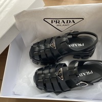 【2022年ベストサンダル】PRADA(プラダ)のラバーサンダルが大ヒット!人気の理由に迫ります♡