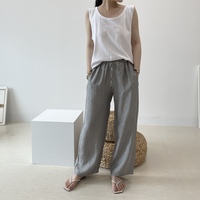 【海外ガールに学ぶ】Y2Kファッション真っ只中!「タンクトップ」を使ったおしゃれコーデを特集♡