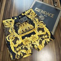 FENDI(フェンディ)×VERSACE(ヴェルサーチェ)! 話題沸騰の「FENDACE(フェンダーチェ)」その魅力に迫る✓