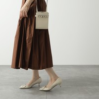 【今年こそは取り入れたい♡】綺麗めにもカジュアルにも頼れる!大人の白シューズ。