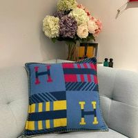 置くだけでラグジュアリー感UP!ハイブランドのクッション