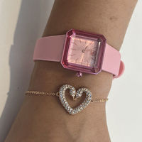 オシャレな手元にロックオン!!『SWAROVSKI(スワロフスキー)』シリコンストラップ ウォッチがおすすめの3つの理由