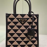 オシャレ女子を夢中にさせる♡『Prada(プラダ)』の【シンボルバッグ】に注目!!