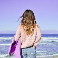 【あなたはどっちを選ぶ?】2022年秋冬トレンドカラー・「パープル」 vs 「ピンク」!