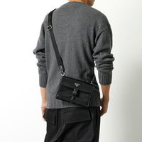 ミニマリスト男子必見☆コーデのアクセントとなるコンパクトなショルダーバッグが今季は来る予感!?