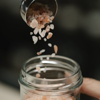 深呼吸したくなるような香りをご自宅で。初秋のバスタイムがもっと充実する「バスソルト」3選