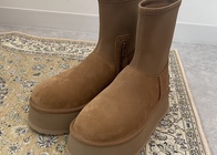 【2025年】UGG(アグ)の「厚底ブーツ・厚底シューズ」はスタイルアップ効果大で最高に可愛いって噂♡