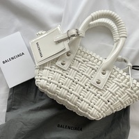 海外アウトレットで狙うなら“値段バレしない”ハイブランドを!【バッグ・トップス・シューズetc.】