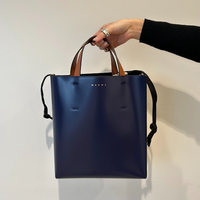 通勤トートは「縦長派」が急増中の理由&本当に使いやすいトート6選